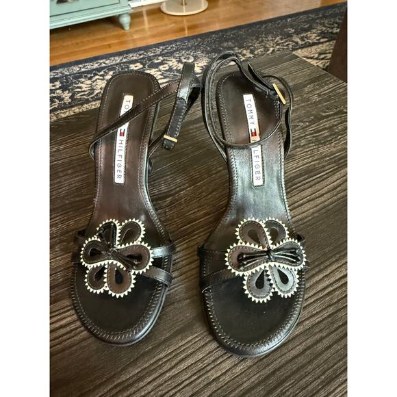 Tommy Hilfiger Black Flower Strappy Leather 3 3/4’ Sandals Sz. 5 - Picture 1 of 7